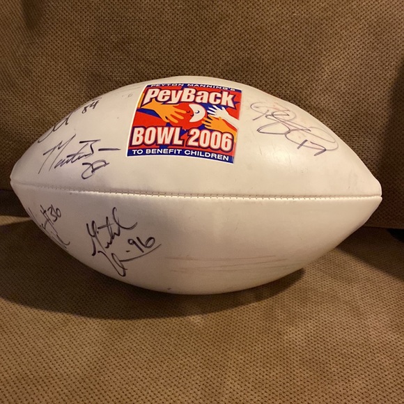Peyton Manning’s Pey back bowl, children’s benefit football, With autographs - Picture 2 of 3